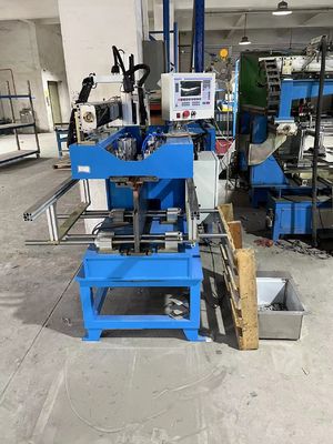 Máquina de soldadura de costura recta soldando la placa de acero inoxidable juntos