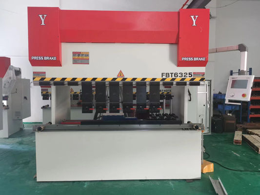 Buen precio Máquina de flexión de chapa de acero inoxidable de 63T eficiente y precisa en línea