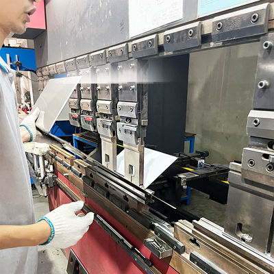 Máquina de flexión de chapa de acero inoxidable para fregaderos en cocinas comerciales y aplicaciones domésticas