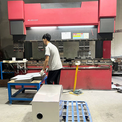 Máquina de flexión de chapa de acero inoxidable para fregaderos en cocinas comerciales y aplicaciones domésticas