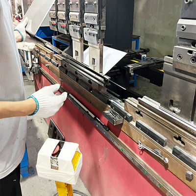 Máquina de flexión de chapa de acero inoxidable para fregaderos en la fabricación industrial y proyecto personalizado