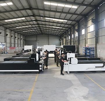 Buen precio Máquina de corte por láser de acero inoxidable de chapa de metal de alta potencia con sistema de servo de precisión en línea
