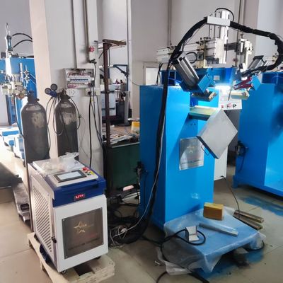 Eficiencia de precisión combinada con la máquina de soldadura CNC de esquina redonda para el lavabo de la cocina de acero inoxidable ángulo R