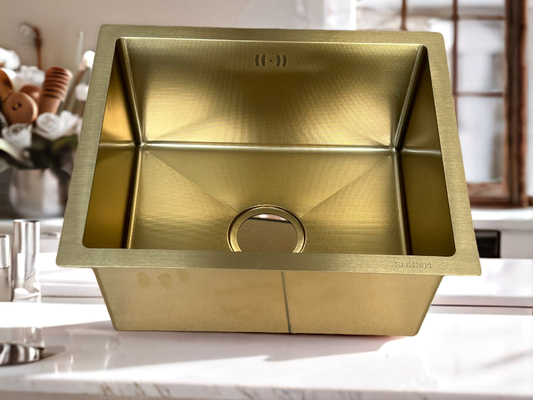Fregadero de cocina cuadrado de lujo de acero inoxidable SUS304 con acabado dorado y diseño de drenaje eficiente