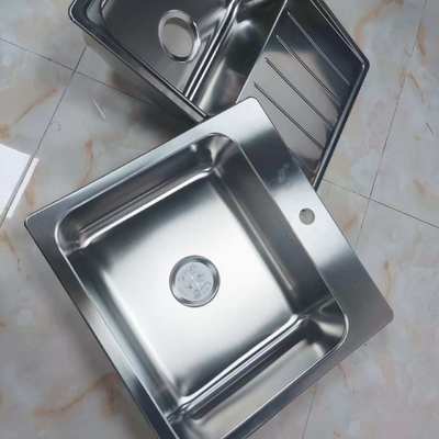 Buen precio Fregadero de cocina de acero inoxidable 304 (18/8) de doble seno, compatible con montaje bajo encimera y sobre encimera, con escurridor | Calibre de acero personalizable disponible | Profundidad de seno personalizable disponible | Resistente al óxido y a la corrosión en línea