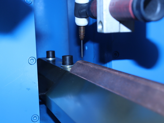 Máquina de soldadura de precisión CNC de 4 ejes (Especializada en el borde interior del panel)