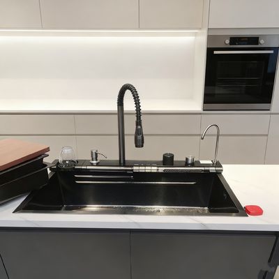 Cuenca de cocina de acero inoxidable compatible con montaje inferior y superior 900 mm × 550 mm con grifo integrado. Profundidad de la cuenca personalizada disponible. Medida de acero personalizada disponible.