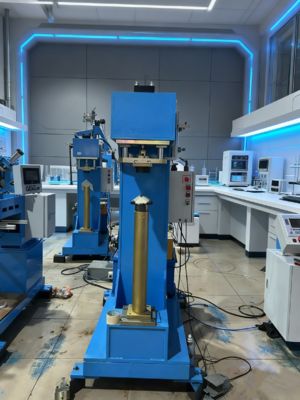 Máquina Hidráulica para Formado y Unión de Esquinas