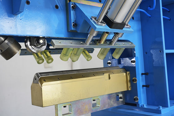 Máquina para fregadero de cocina controlada por PLC de 2.3KW 30MPa 0.5-1.0MPa para prensado de juntas y ángulos de alta precisión