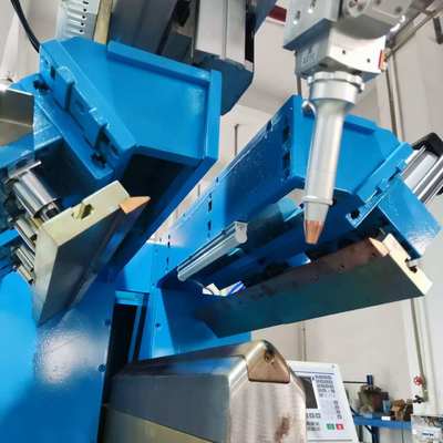 Soldadora de redondeo de esquinas sin costuras de 4 esquinas con radio ajustable R1-R10mm para marcos de puertas y ventanas de acero inoxidable con soldadura síncrona y juntas sin costuras