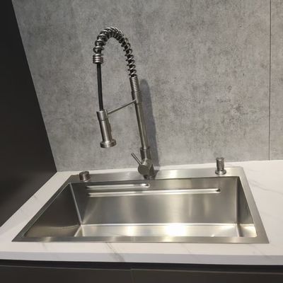 Buen precio Lavadero de cocina de acero inoxidable hecho a mano con profundidad de tazón 250-300 mm y espesor de panel 1,2-1,5 mm o 1,8-2,0 mm en línea