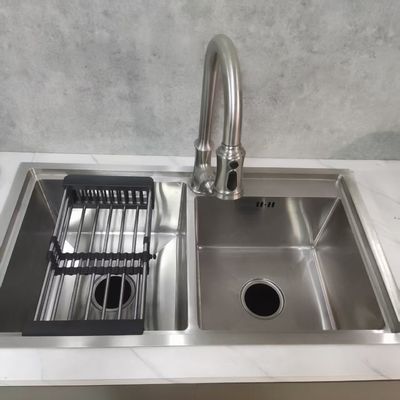 Buen precio Fregadero de cocina de acero inoxidable hecho a mano con material 304/316 de grado alimenticio y diseño integrado de limpieza-corte-drenaje en línea