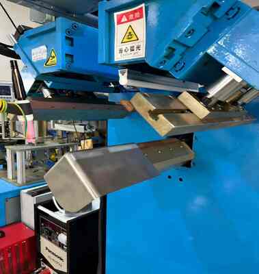 Máquina de soldar CNC para costuras verticales y esquinas inferiores - Máquina de soldar especial