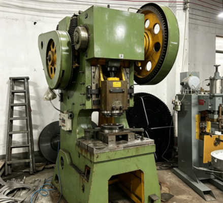 Buen precio Máquina automática de recubrimiento de película industrial. 380V Voltado de trabajo, 1800×1000×2100mm Dimensión para 304 línea de procesamiento de paneles de fregadero de acero inoxidable en línea