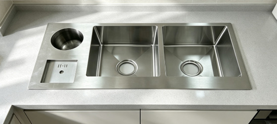 Buen precio Fregadero de cocina bajo encimera de acero inoxidable 304, fregadero de cocina de doble seno para estación de trabajo | Fregadero bajo encimera cepillado a mano con accesorios completos para renovación de cocinas residenciales y comerciales | Profundidad de lavabo personalizable disponible | Calibre de acero personalizable disponible en línea